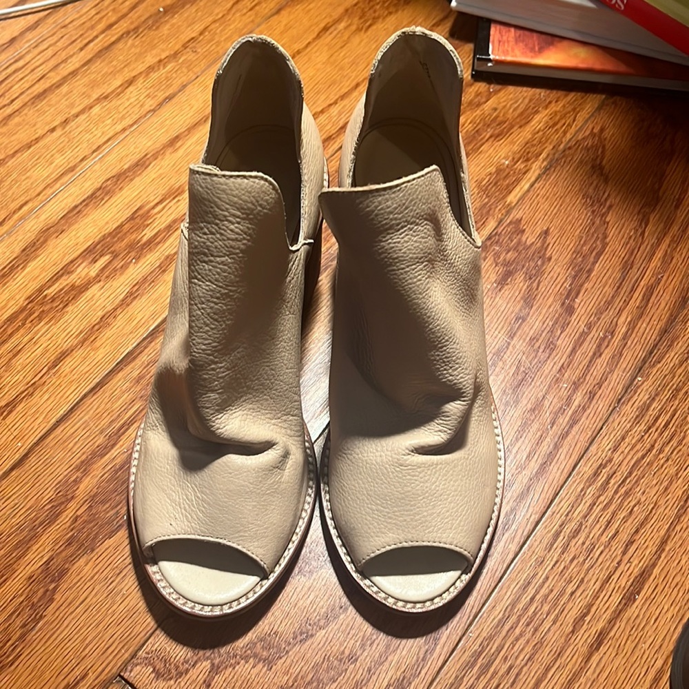 Chinese Laundry light pink open toed booties